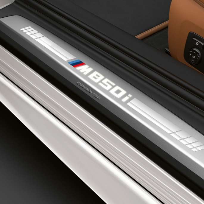 BMW M850i xDrive, Mineral White Metallic, indstigningsliste.