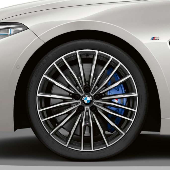 BMW M850i xDrive, Mineral White Metallic, 20"-letmetalfælge med multieger 729 M.