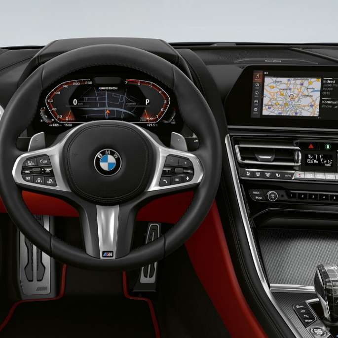 BMW M850i xDrive, Carbon Black Metallic, cockpit med M læderrat.