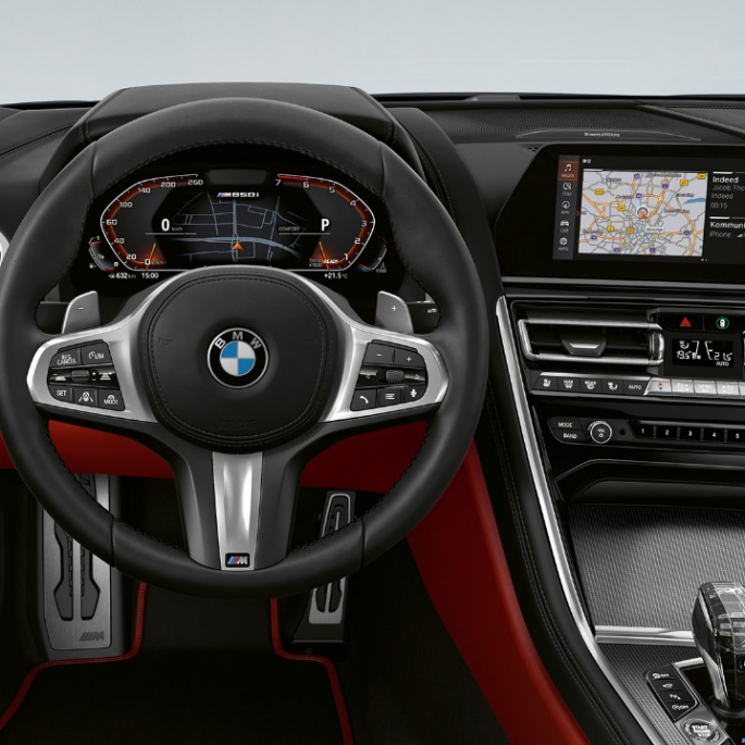 BMW M850i xDrive, Carbon Black Metallic, cockpit med M læderrat. BMW M850i xDrive, Carbon Black Metallic, cockpit med M læderrat.
