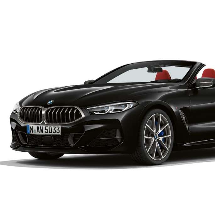BMW M850i xDrive, Carbon Black Metallic, set forfra, let drejet.