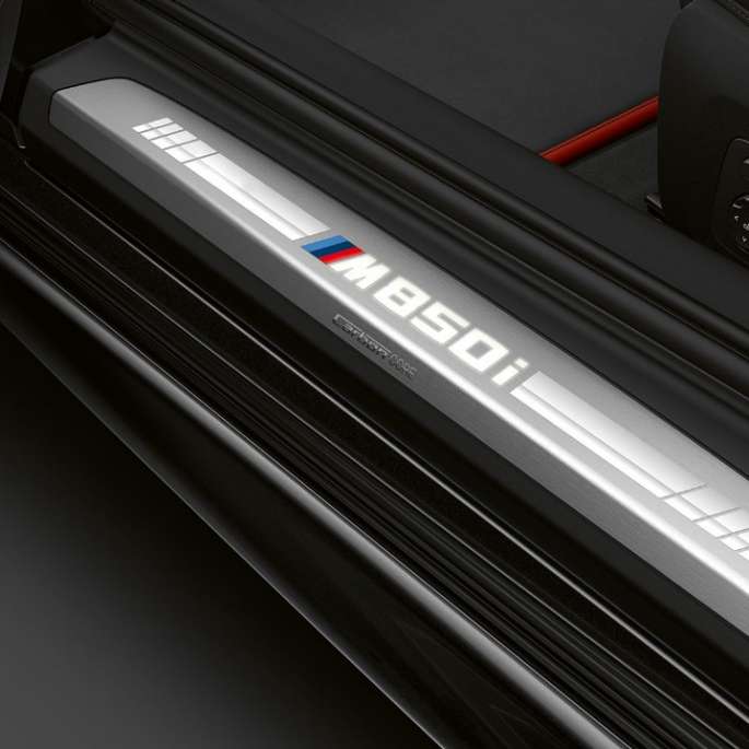 BMW M850i xDrive, Carbon Black Metallic, indstigningsliste.