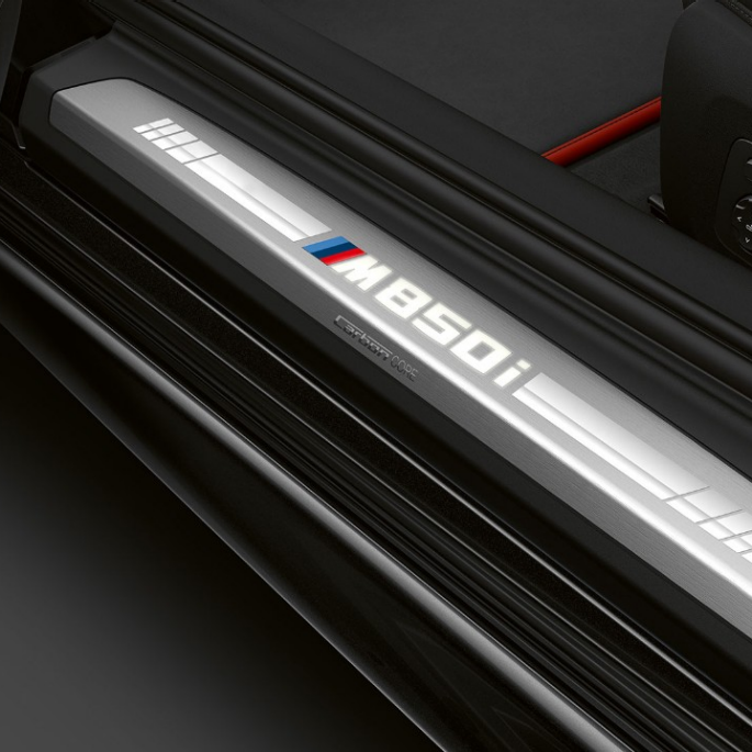 BMW M850i xDrive, Carbon Black Metallic, indstigningsliste. BMW M850i xDrive, Carbon Black Metallic, indstigningsliste.