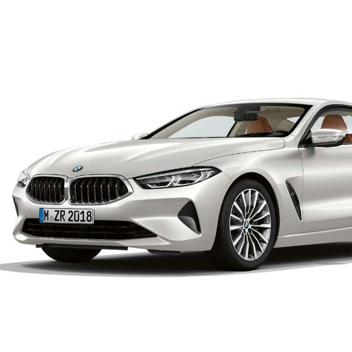 BMW 8-serie Coupé i Mineral White metallak, set forfra let drejet.