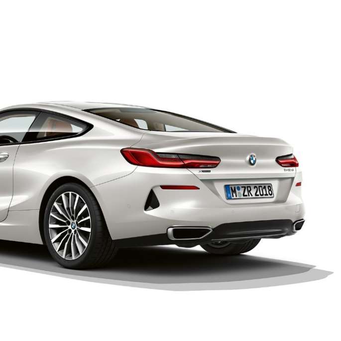 BMW 8-serie Coupé i Mineral White metallak, set bagfra let drejet.