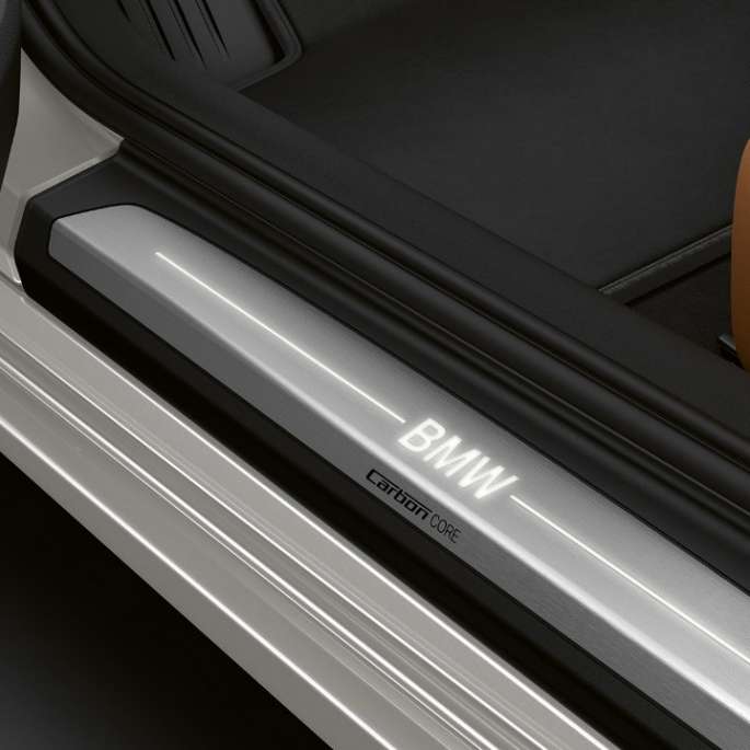 BMW 8-serie Coupé, indstigningsliste med oplyst BMW signaturer.