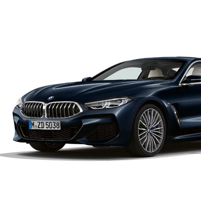 BMW 8-serie Coupé, Carbon Black Metallic, set forfra let drejet.