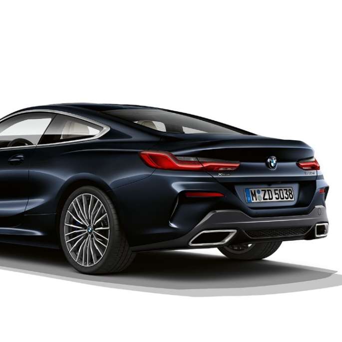 BMW 8-serie Coupé, Carbon Black Metallic, set bagfra let drejet.