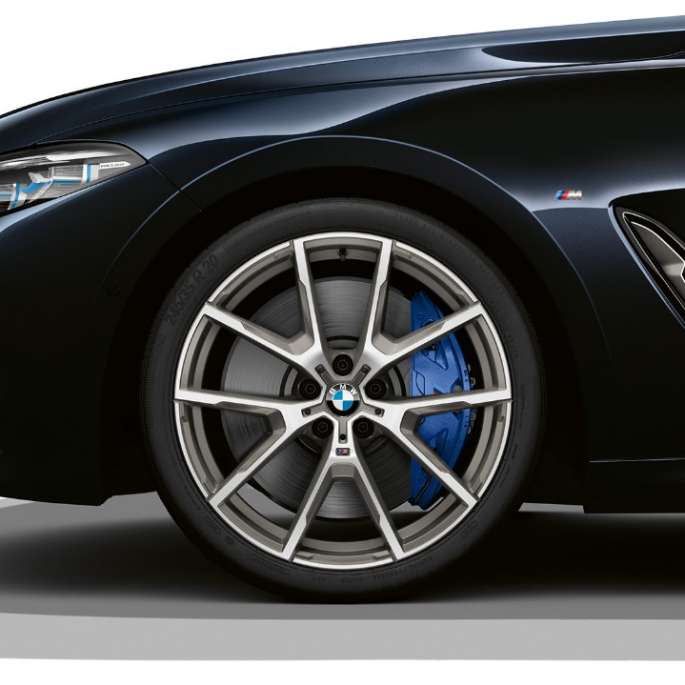 BMW 8-serie Coupé, Carbon Black Metallic, 19'' M letmetalfælge med dobbelteger 727 M Bicolor.