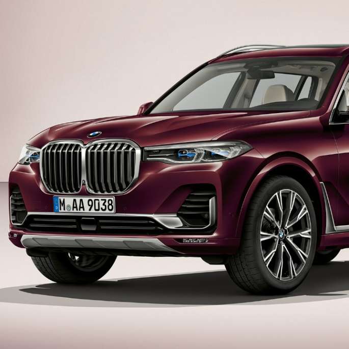 BMW X7 BMW Individual X7 xDrive40i Studiebillede af BMW X7 set forfra let drejet som BMW Individual X7 40i xDrive40i