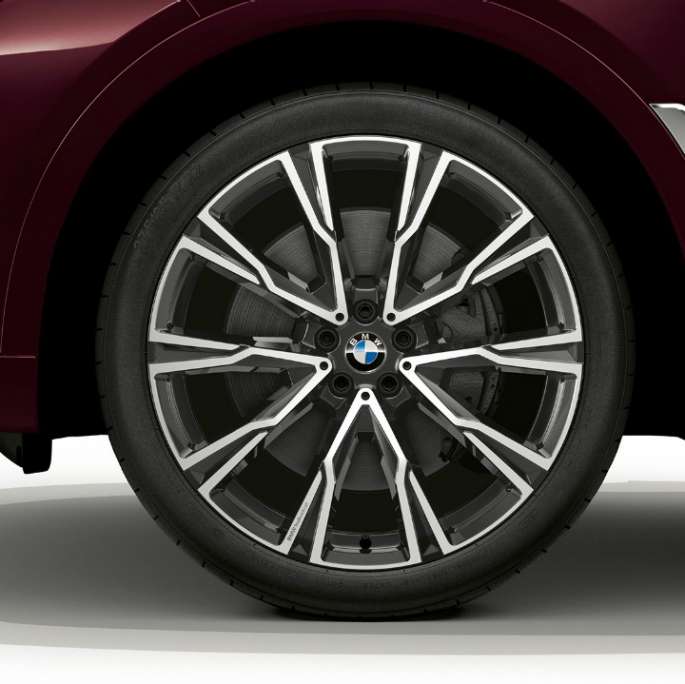 BMW X7, BMW Individual xDrive40i letmetalfælg Nærbillede af letmetalfælg på BMW X7 med udstyrspakken BMW Individual xDrive40i