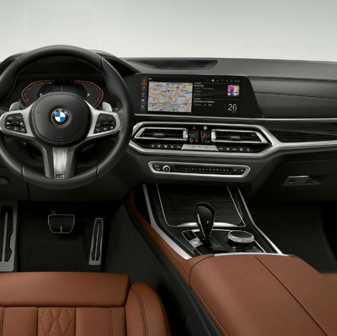 BMW X7, M-sportspakke, cockpit Nærbillede af cockpit i førersiden af BMW X7 med M-sportspakke
