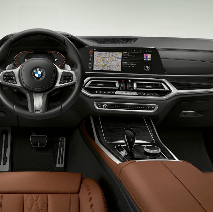 BMW X7, M-sportspakke, cockpit Nærbillede af cockpit i førersiden af BMW X7 med M-sportspakke