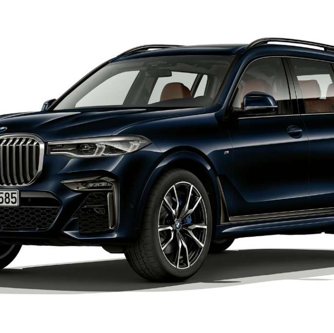 BMW X7, M-sportspakke Studiebillede af BMW X7 set forfra let drejet, med M-sportspakke