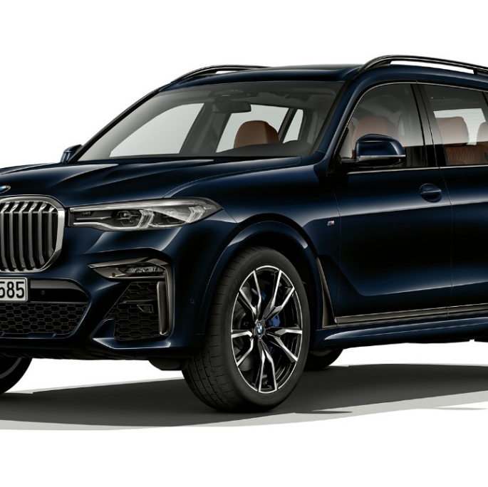 BMW X7, M-sportspakke Studiebillede af BMW X7 set forfra let drejet, med M-sportspakke