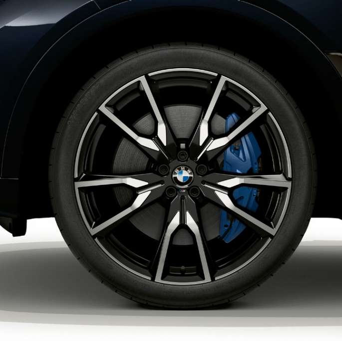 BMW X7, M-sportspakke, letmetalfælg Nærbillede af letmetalfælg på BMW X7 med M-sportspakke