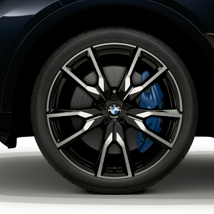 BMW X7, M-sportspakke, letmetalfælg Nærbillede af letmetalfælg på BMW X7 med M-sportspakke