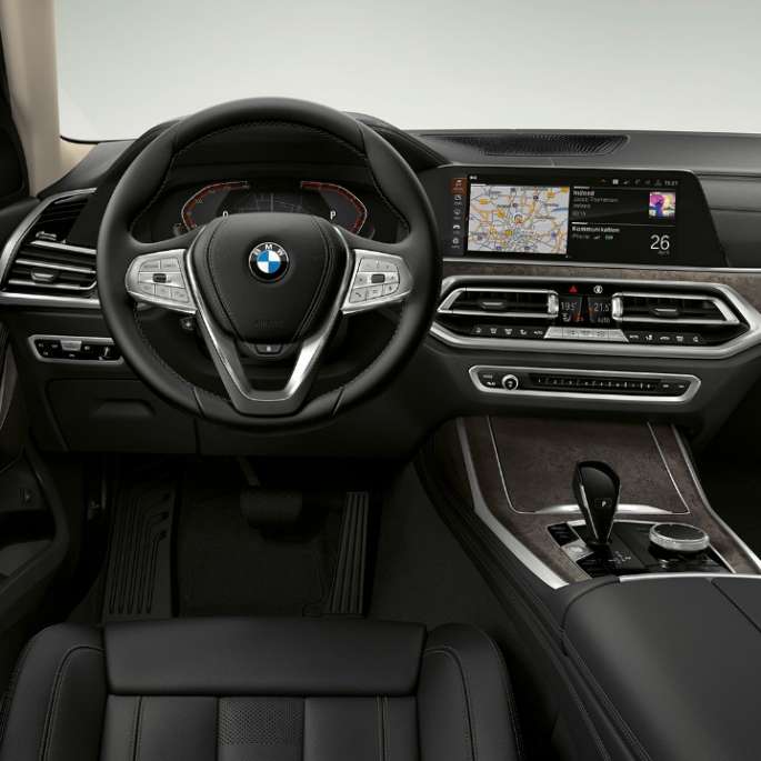 BMW X7, basismodel cockpit Nærbillede af cockpit i førersiden af BMW X7 med basisudstyr