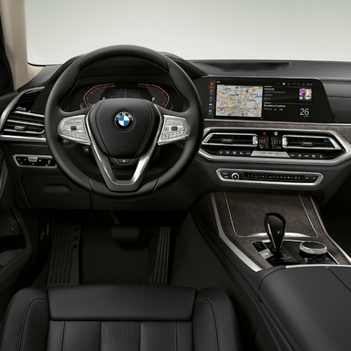 BMW X7, basismodel cockpit Nærbillede af cockpit i førersiden af BMW X7 med basisudstyr