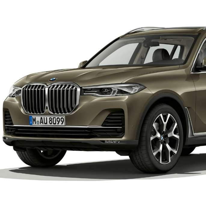 BMW X7 basismodel Studiebillede af BMW X7 set forfra let drejet, i Vermont-bronze