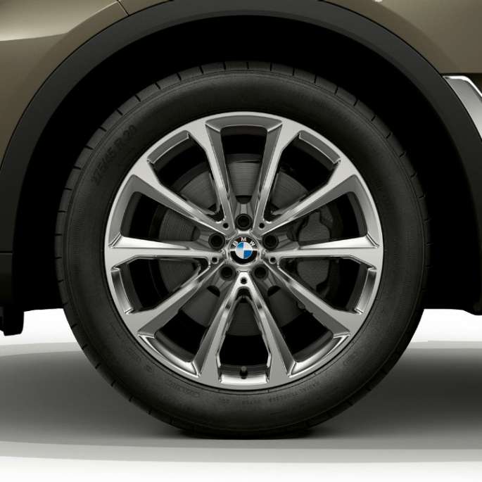 BMW X7, basismodel letmetalfælg Nærbillede af letmetalfælg på BMW X7 med basisudstyr