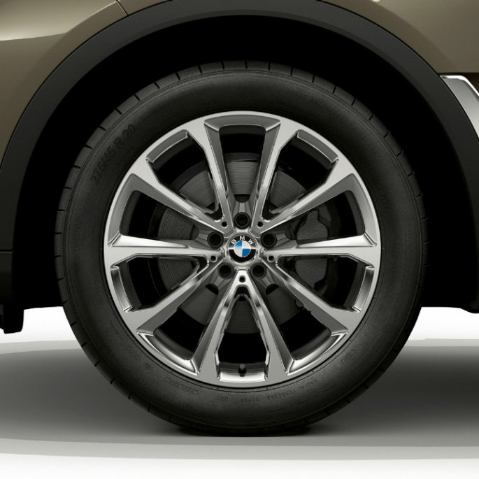BMW X7, basismodel letmetalfælg Nærbillede af letmetalfælg på BMW X7 med basisudstyr